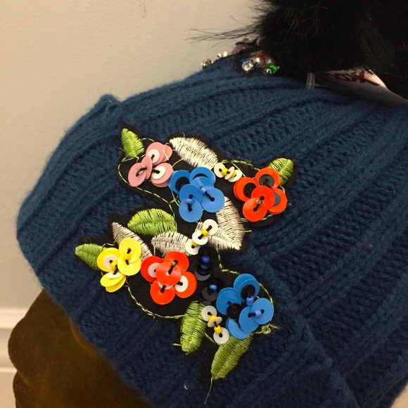 New blue green knit winter toque - Picture 5 of 7